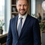 Портрет уверенного специалиста компании АВ Клининг по уборке после пожара в Екатеринбурге